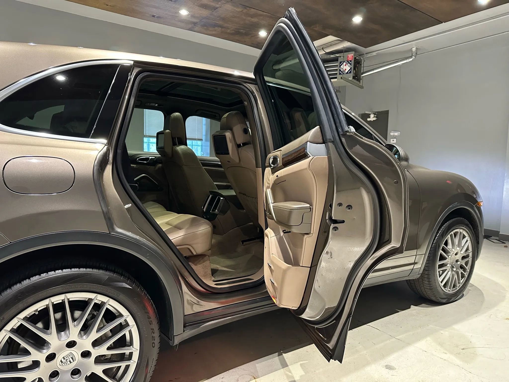 Used 2013 Porsche Cayenne S image 28