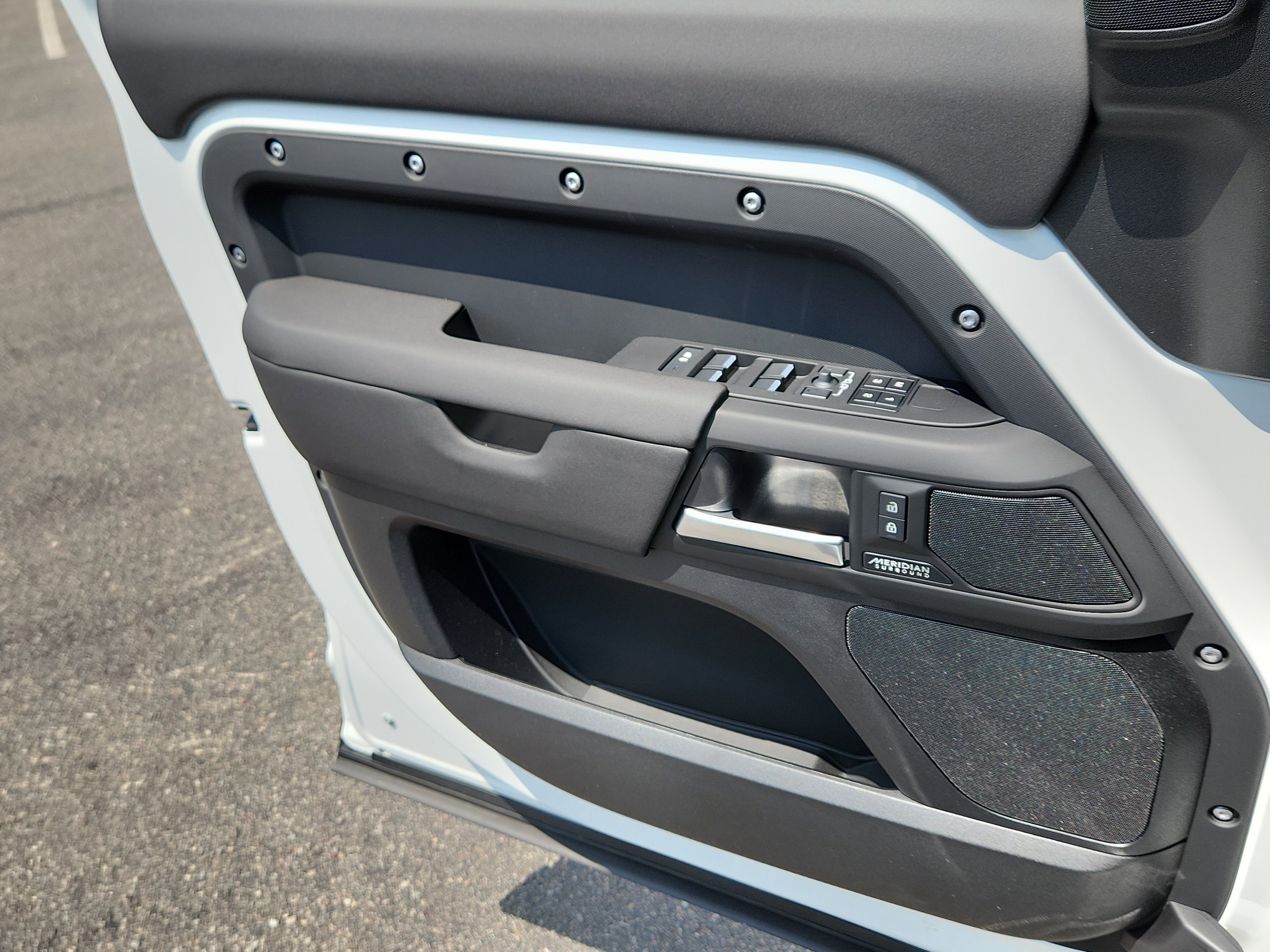 New 2025 Land Rover Defender 110 X-Dynamic SE image 8