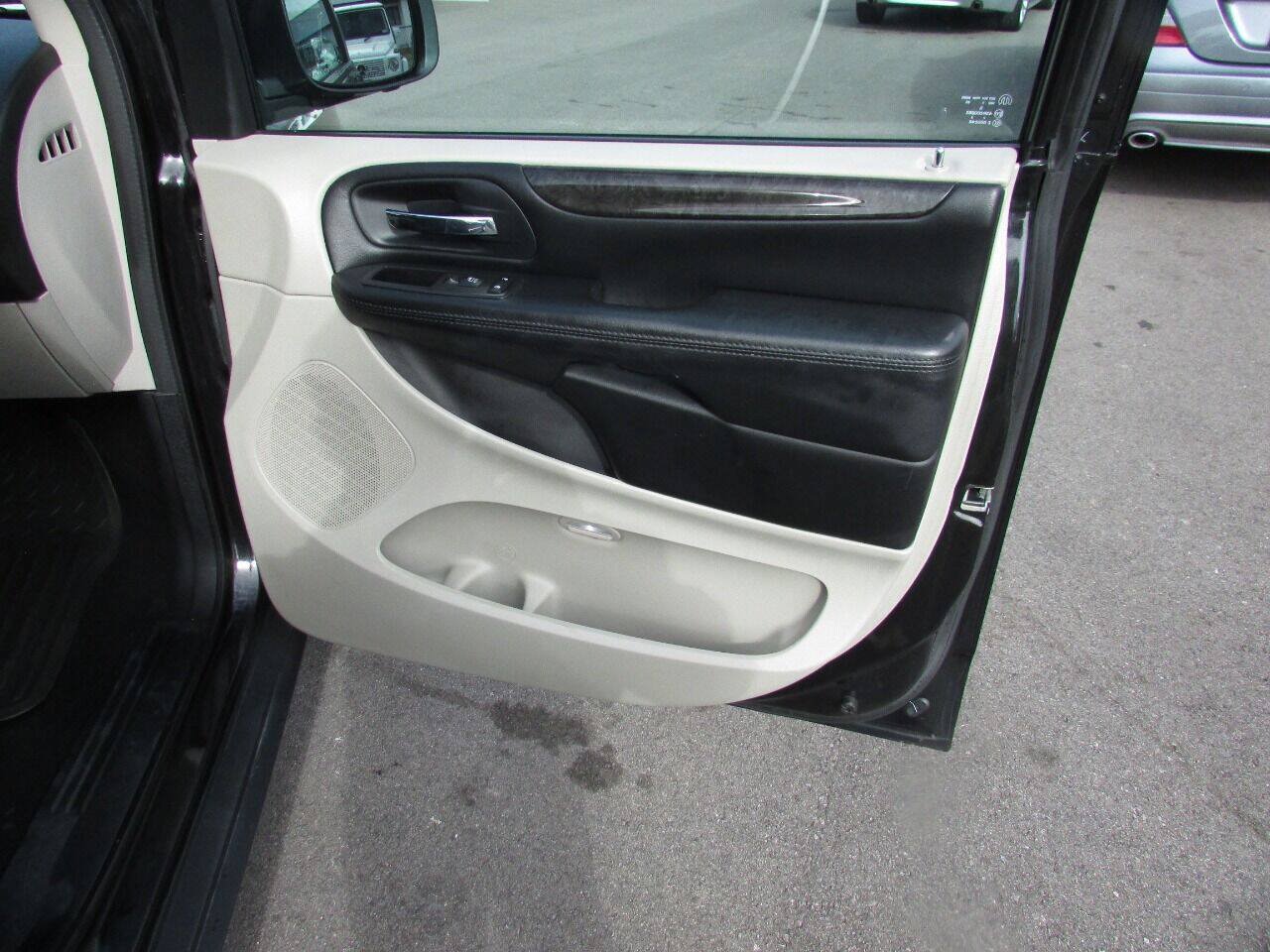 Used 2015 Dodge Grand Caravan SXT FWD image 33