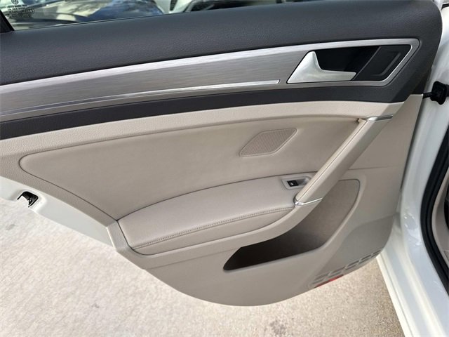 Used 2016 Volkswagen Golf SE w/ Lighting Package image 11