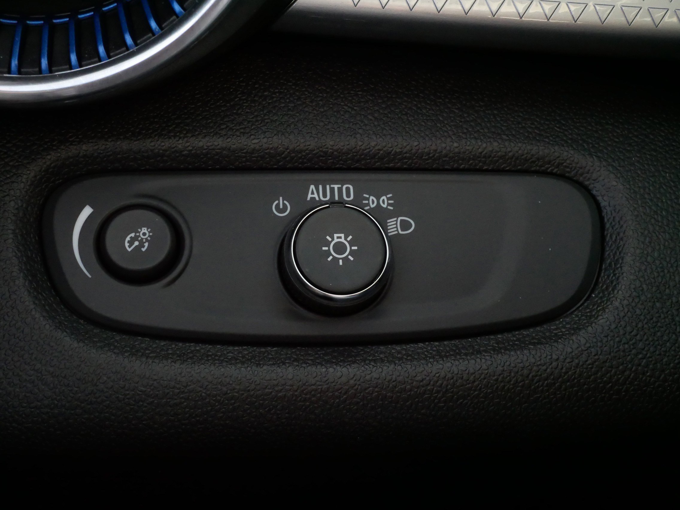 Used 2025 Chevrolet Trax LT w/ LT Convenience Package image 26