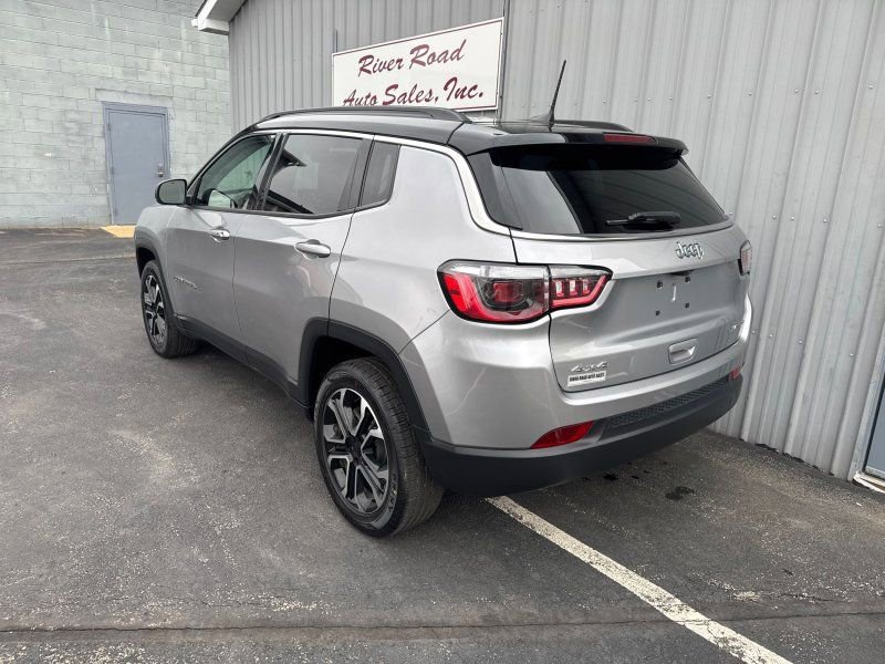 Used 2022 Jeep Compass Limited image 11