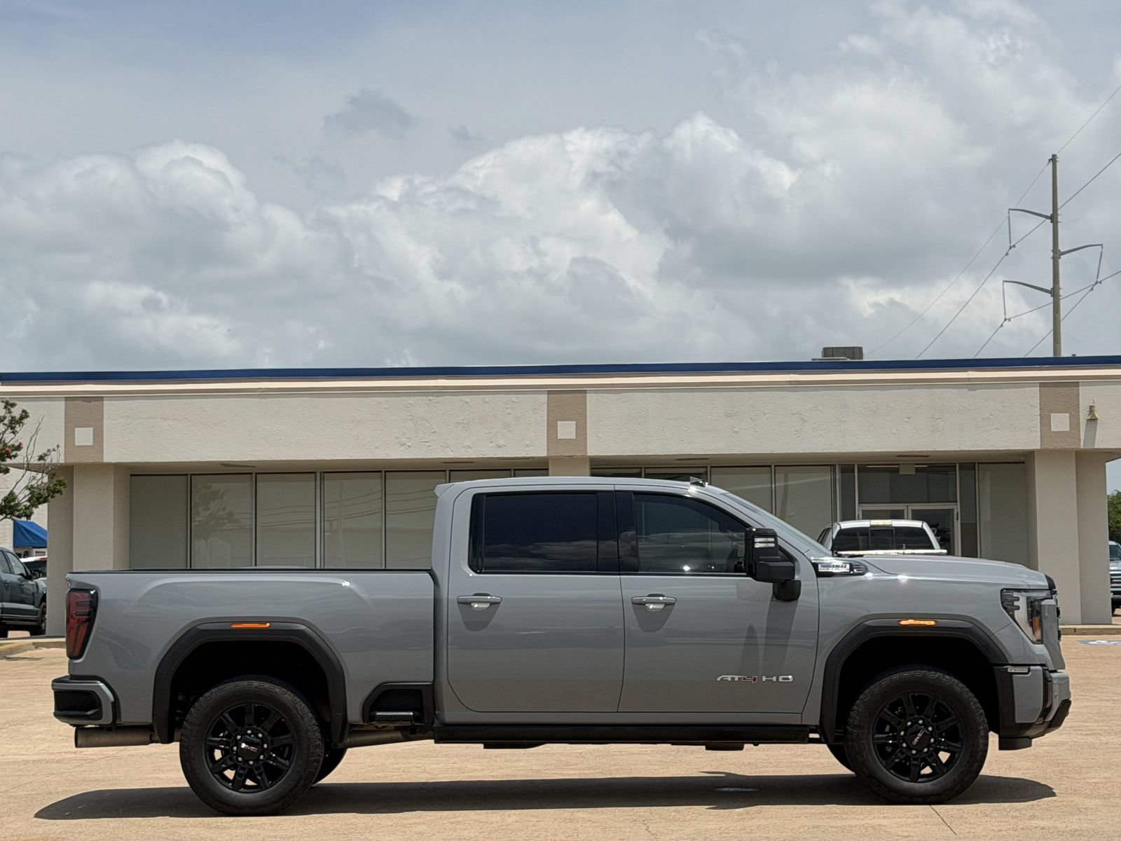 Used 2025 GMC Sierra 2500 AT4 w/ AT4 Premium Plus Package AWD/4WD image 3