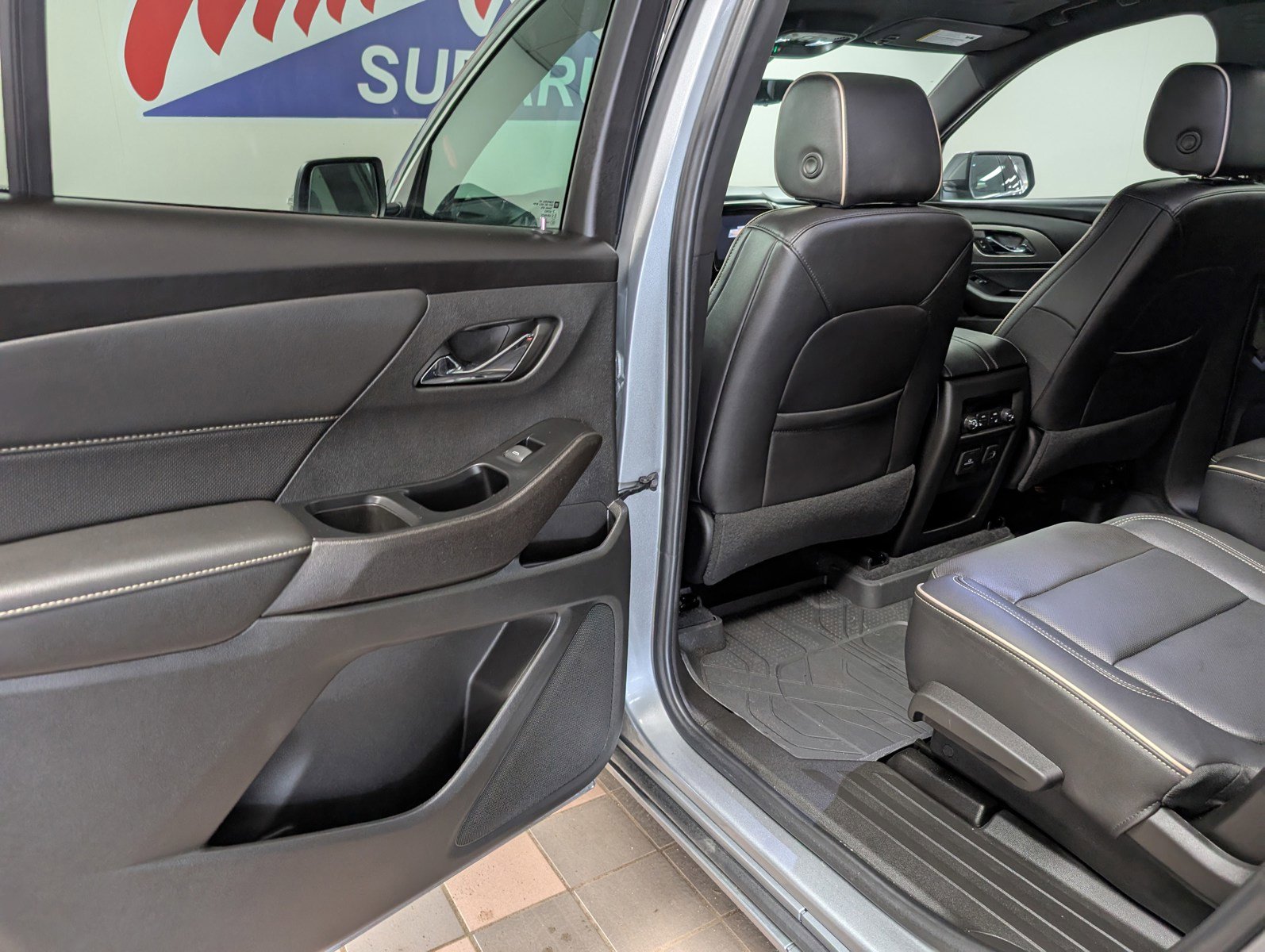 Used 2023 Chevrolet Traverse Premier image 32