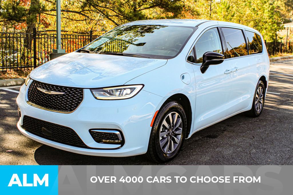 Used 2024 Chrysler Pacifica Select image 3
