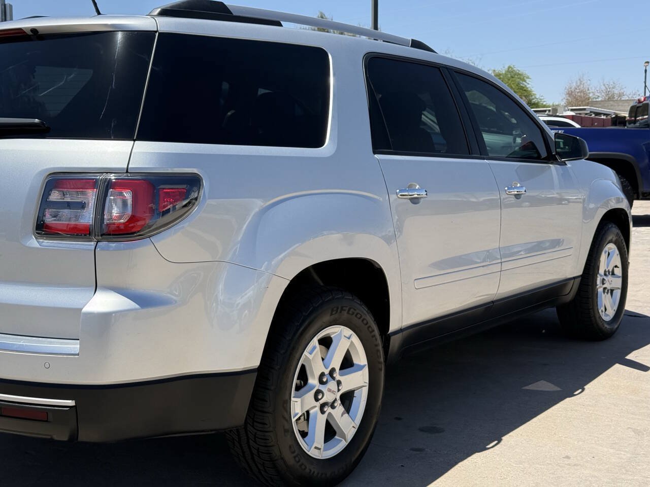 Used 2015 GMC Acadia SLE FWD image 17