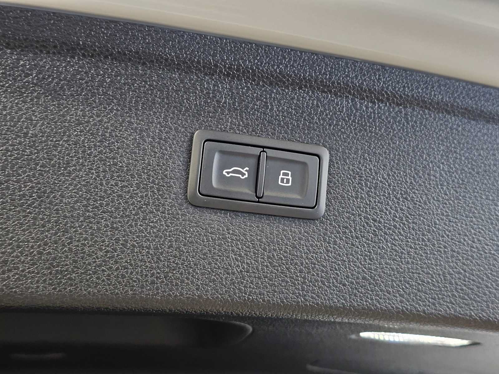 Used 2024 Audi Q5 e Premium w/ Convenience Package AWD/4WD image 17