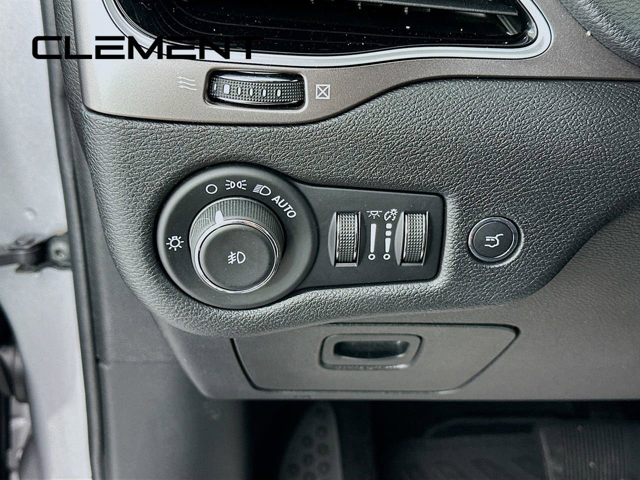 Used 2020 Jeep Cherokee Limited image 14