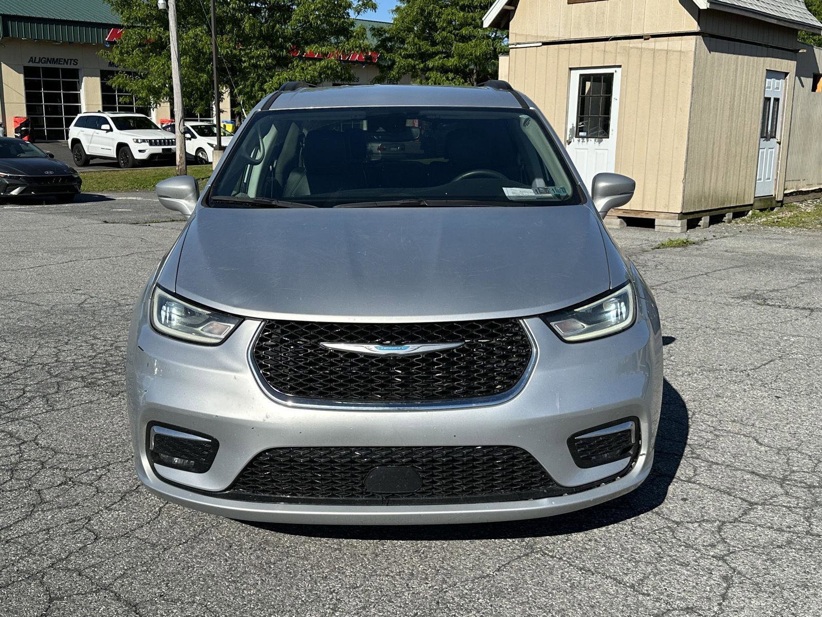 Used 2022 Chrysler Pacifica Touring-L FWD image 3