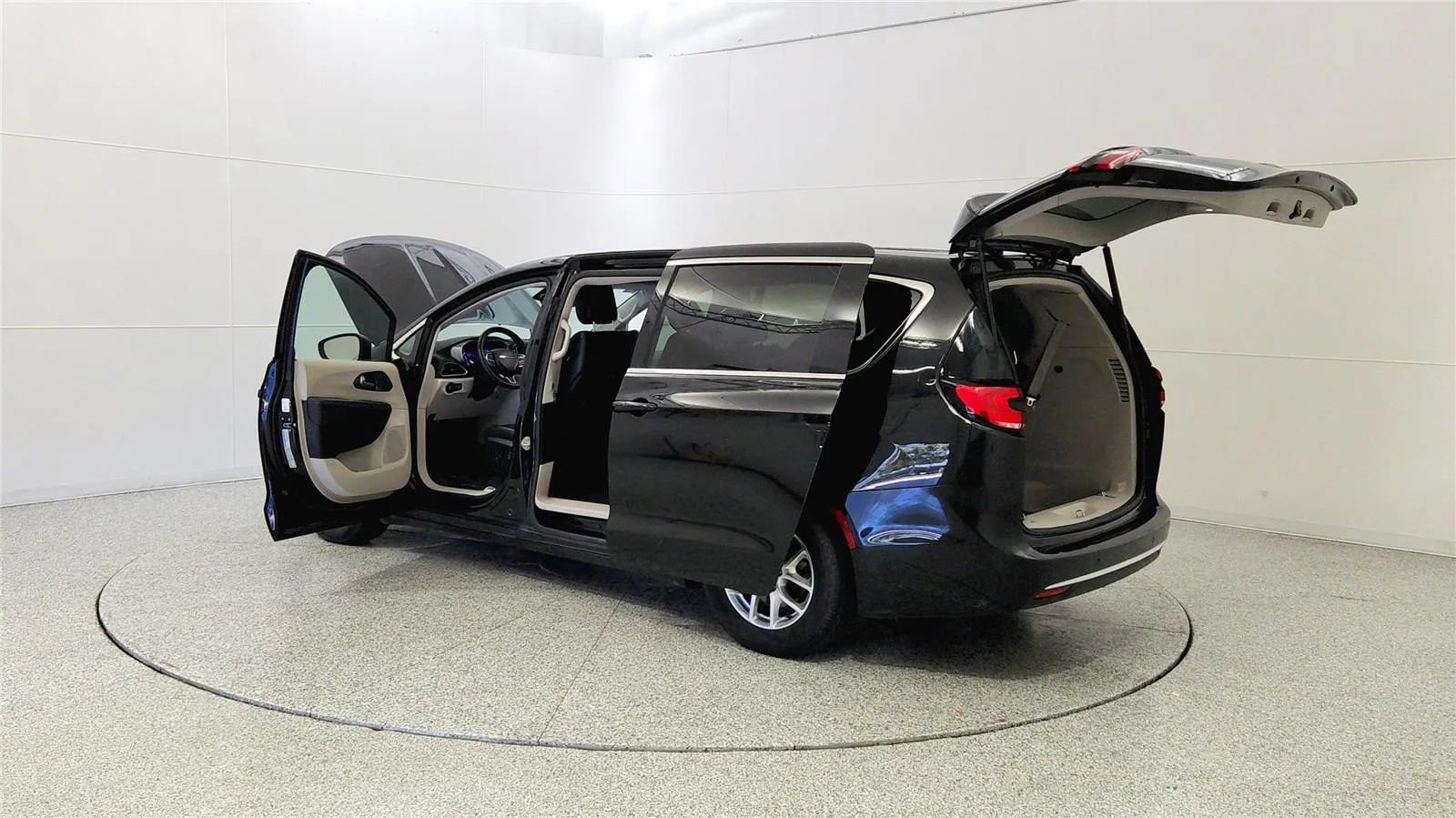 Used 2023 Chrysler Pacifica Touring-L FWD image 11