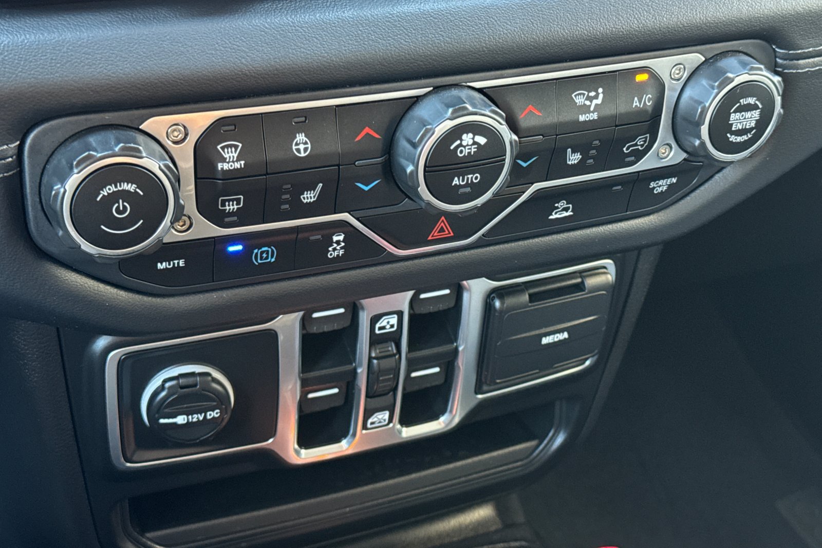 Used 2025 Jeep Wrangler Unlimited Sahara AWD/4WD image 20