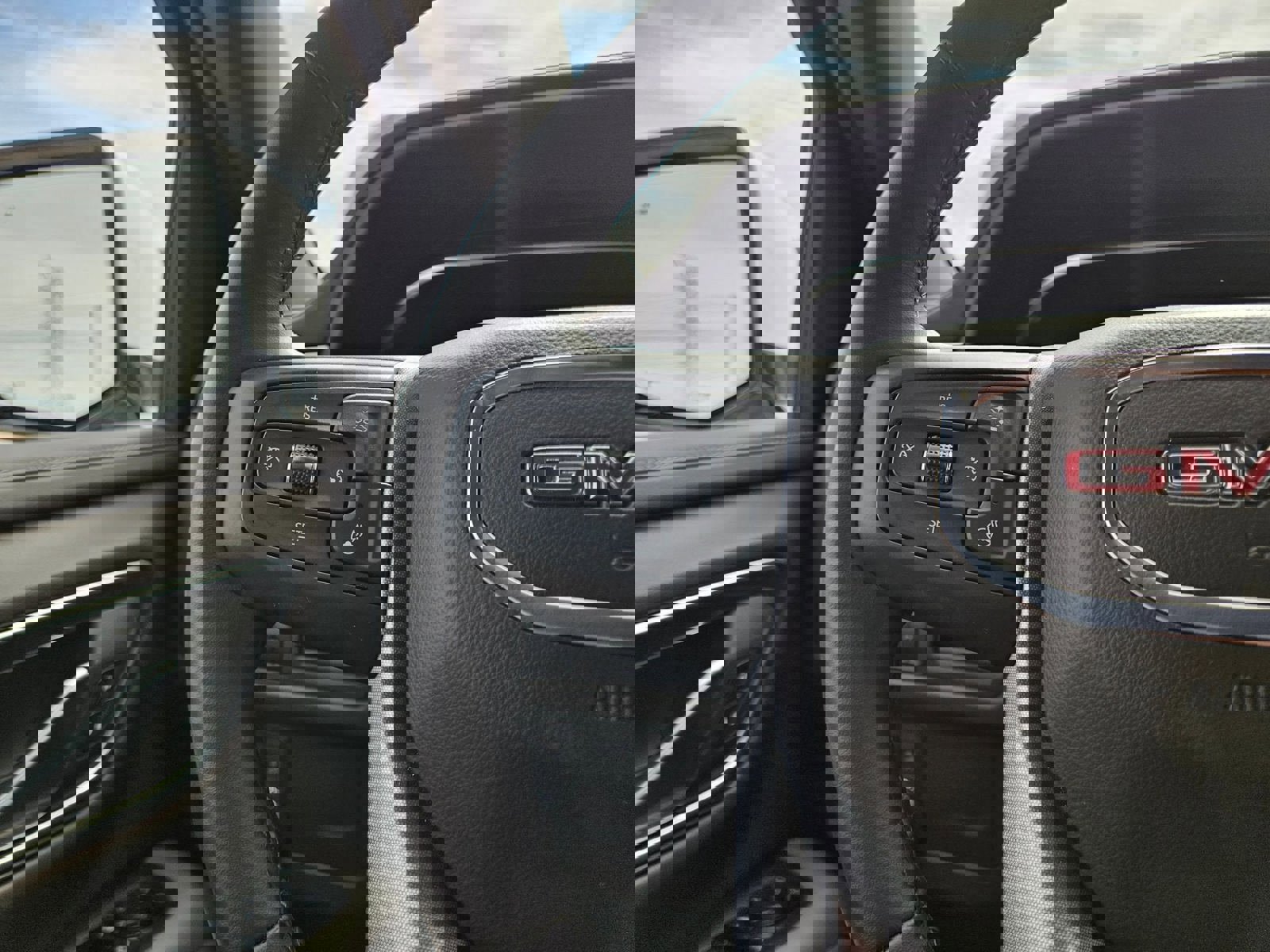 Used 2024 GMC Yukon SLT w/ SLT Luxury Package image 12