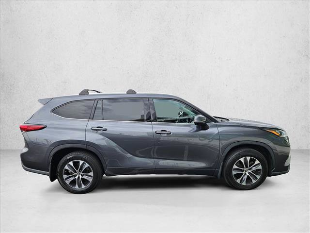 Used 2020 Toyota Highlander XLE AWD/4WD image 4