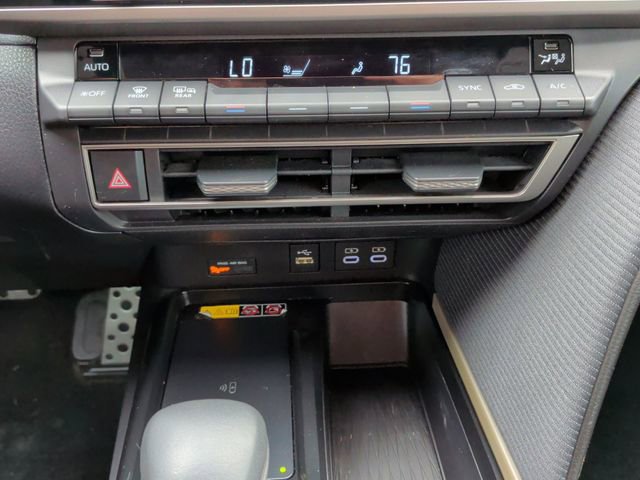 Used 2025 Toyota Camry SE w/ Convenience Package FWD image 25