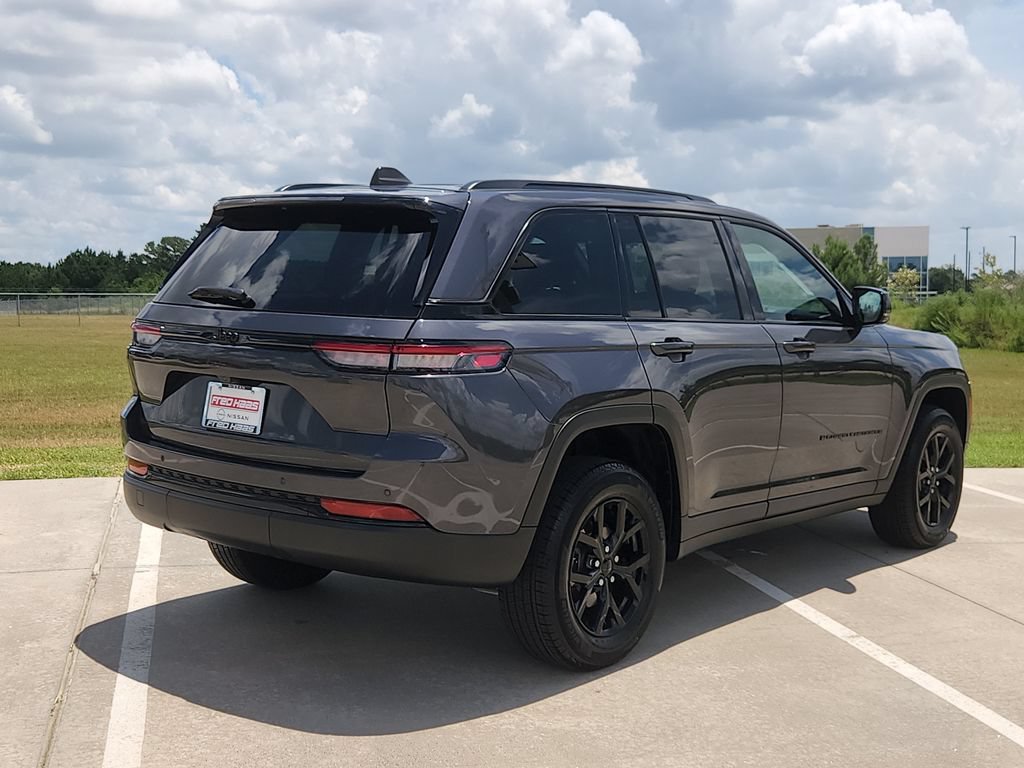 Used 2024 Jeep Grand Cherokee Altitude RWD image 5