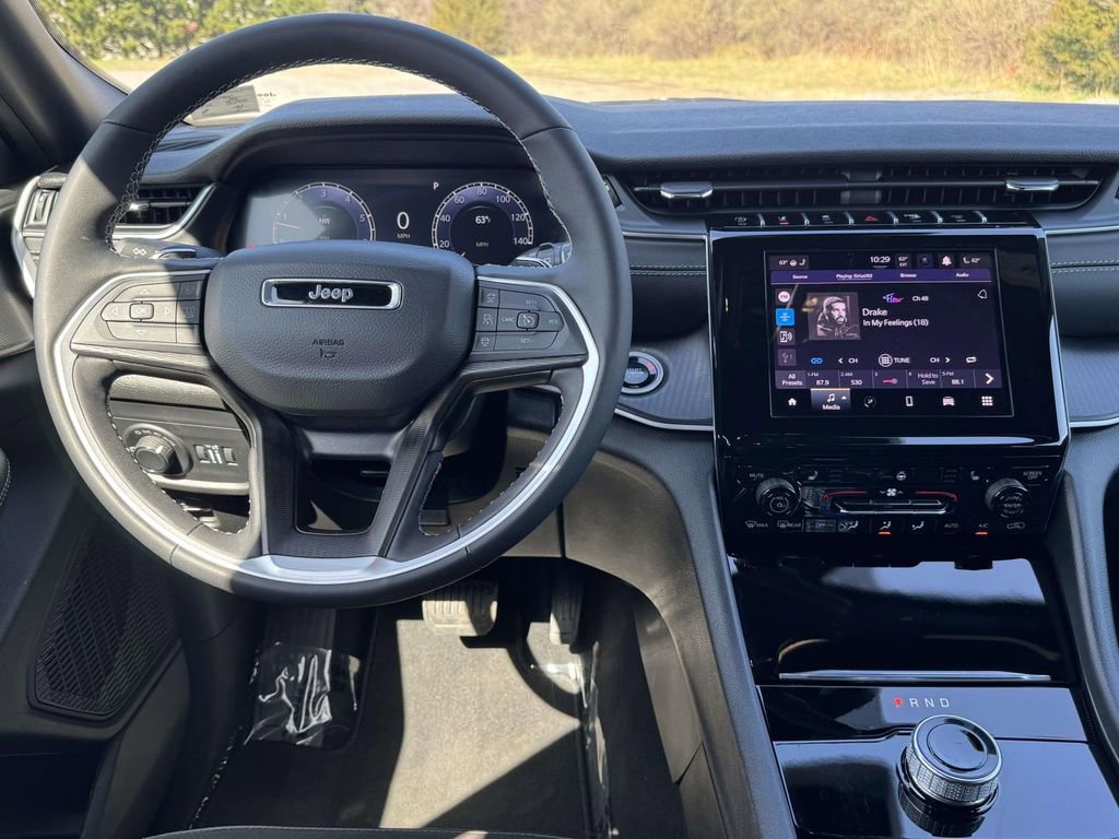Used 2025 Jeep Grand Cherokee Altitude AWD/4WD image 18
