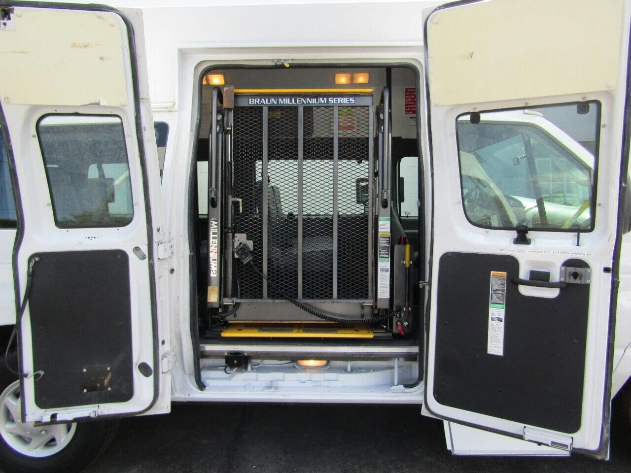 Used 2007 Ford E-350 and Econoline 350 Extended Super Duty image 3