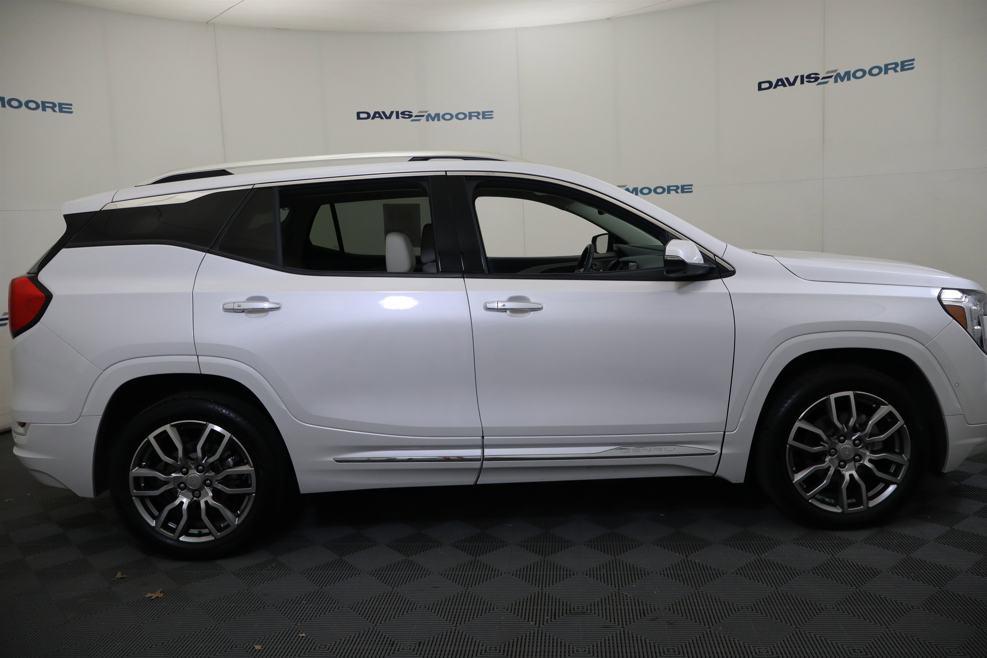 Used 2023 GMC Terrain Denali w/ Denali Premium Package image 40