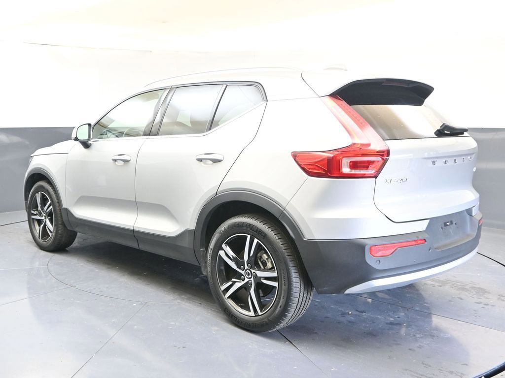 Certified 2025 Volvo XC40 B5 Core image 3