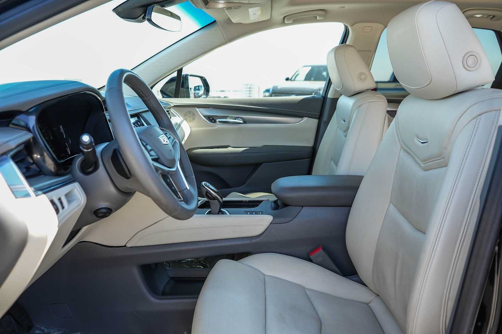 Used 2018 Cadillac XT5 Luxury w/ Driver Awareness Package AWD/4WD image 17