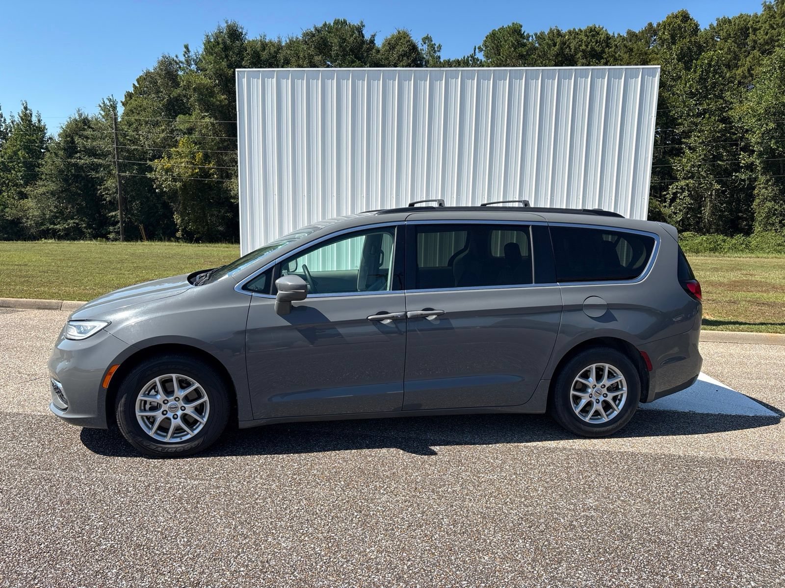 Used 2022 Chrysler Pacifica Touring-L FWD image 1