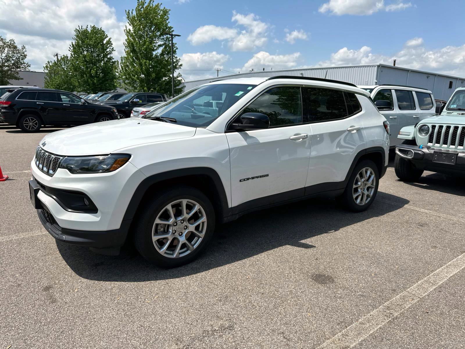 Used 2023 Jeep Compass Latitude AWD/4WD image 5