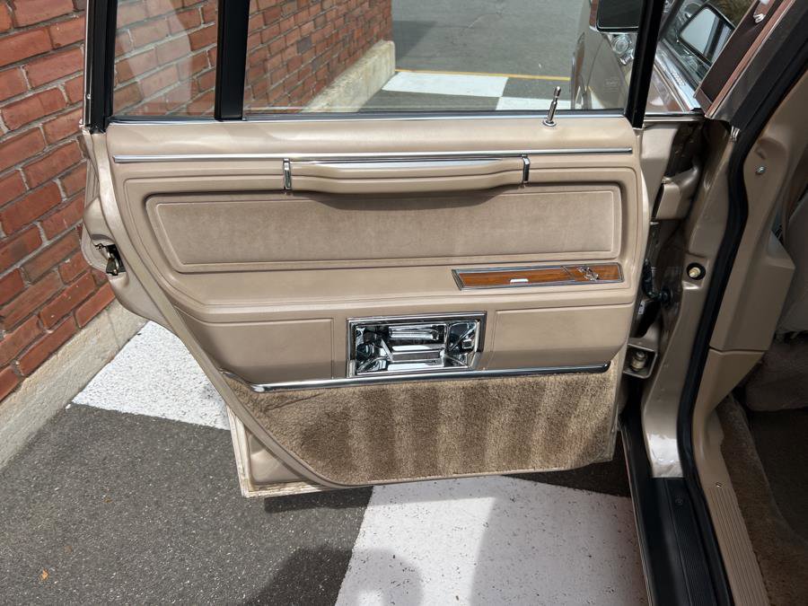 Used 1989 Lincoln Town Car Signature RWD image 27
