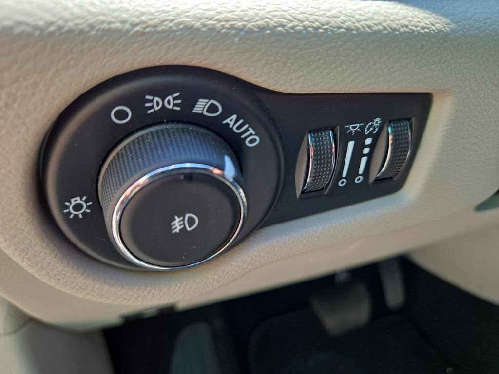 Used 2024 Chrysler Pacifica Touring-L FWD image 20