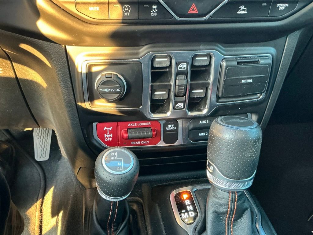 Used 2022 Jeep Gladiator Mojave w/ Cold Weather Group image 17