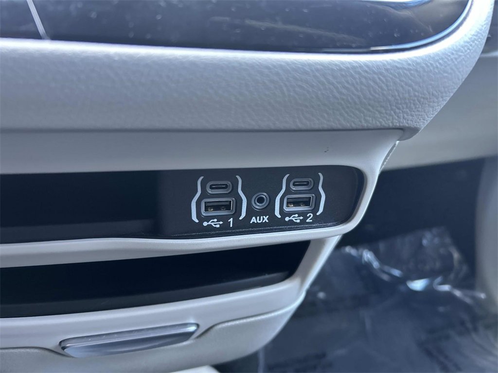 Used 2024 Chrysler Pacifica Touring-L image 30
