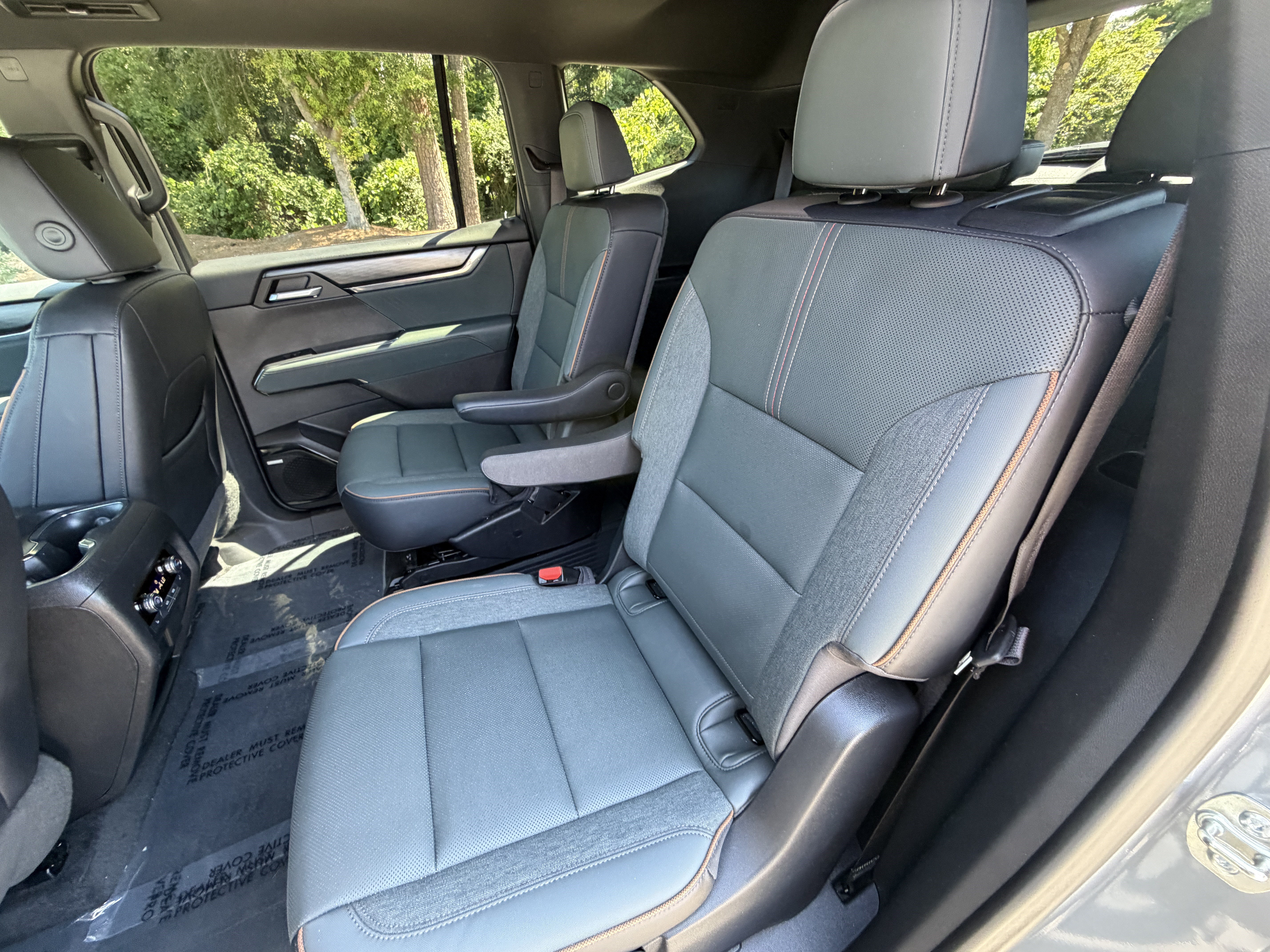 Used 2025 GMC Acadia AT4 w/ Luxury Package AWD/4WD image 16