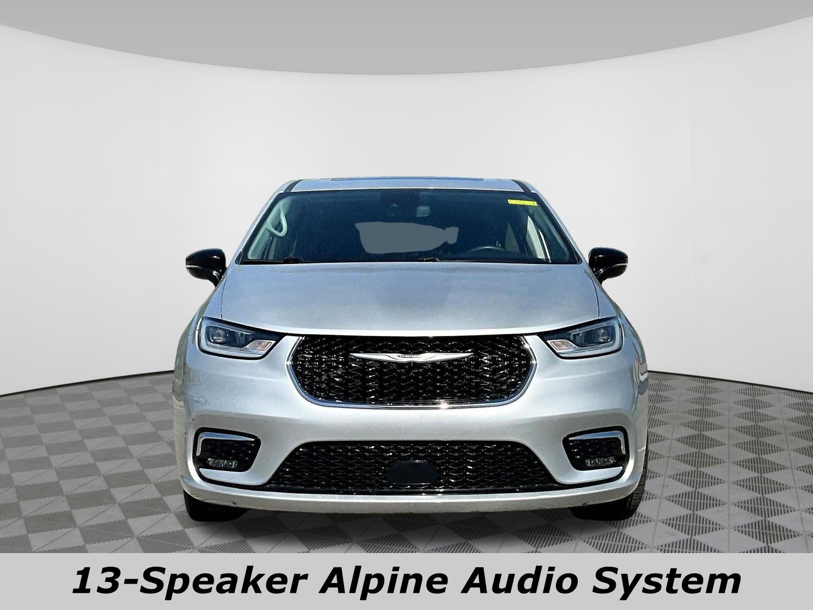 Used 2024 Chrysler Pacifica Limited FWD image 2