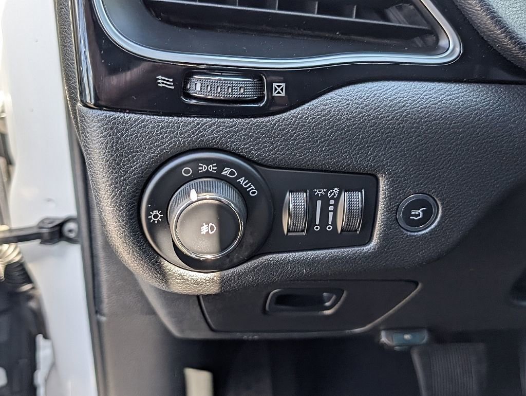 Used 2019 Jeep Cherokee Latitude Plus image 28