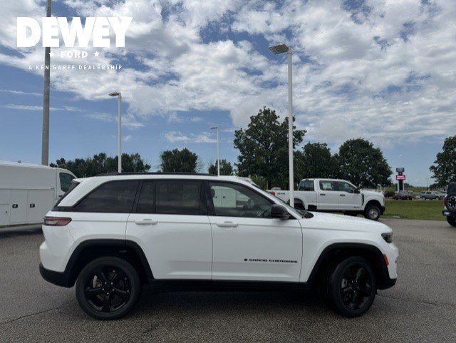 Used 2022 Jeep Grand Cherokee Altitude AWD/4WD image 9