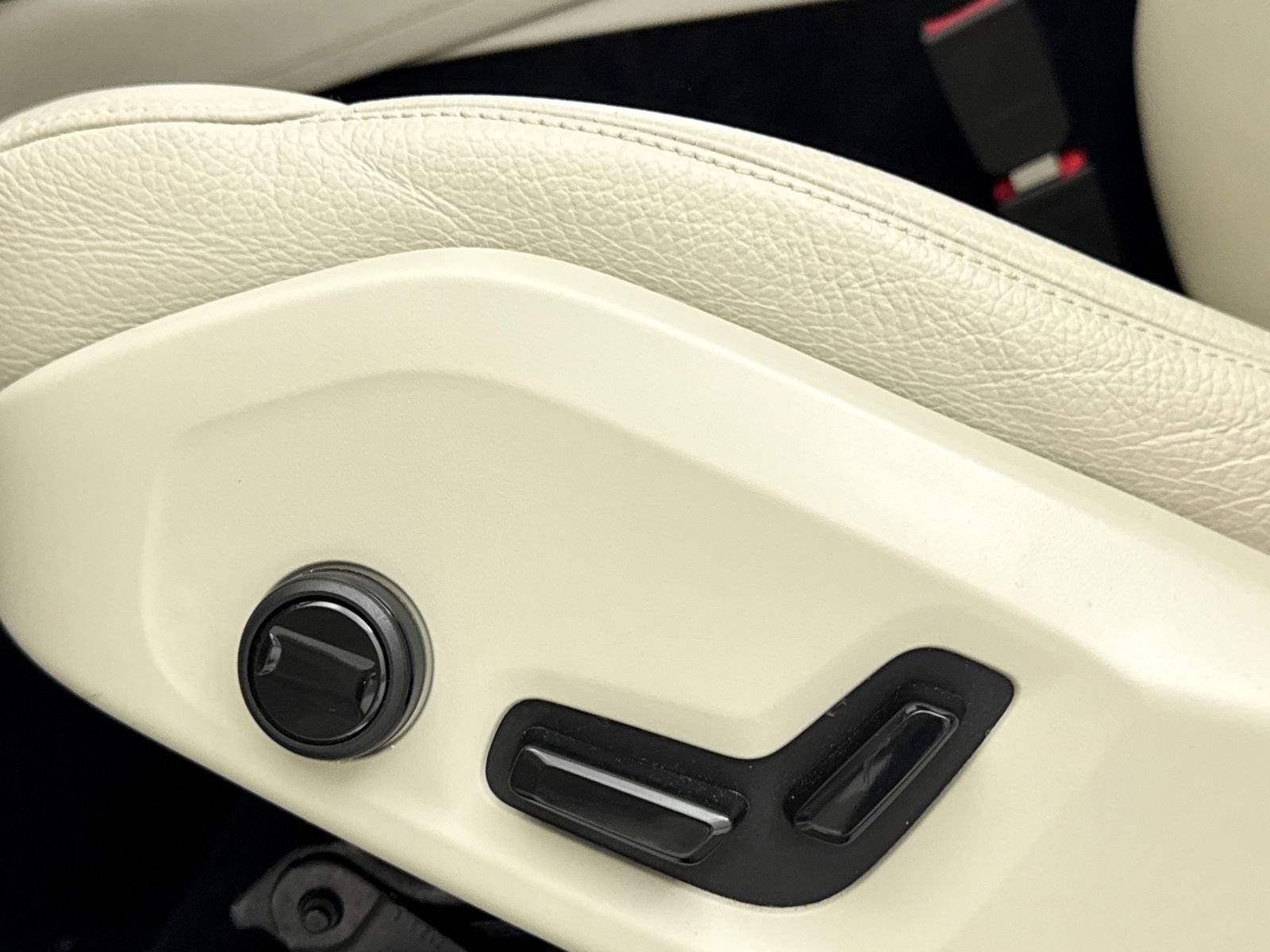 Used 2024 Volvo XC90 T8 Plus w/ Protection Package Premier image 29