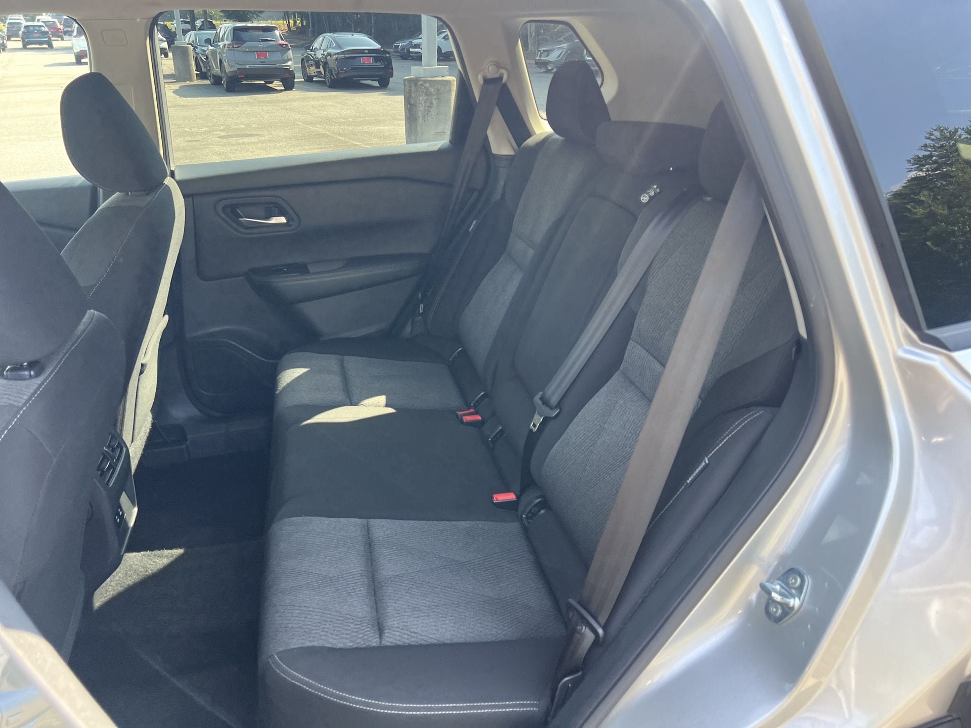 Used 2025 Nissan Rogue SV AWD/4WD image 16
