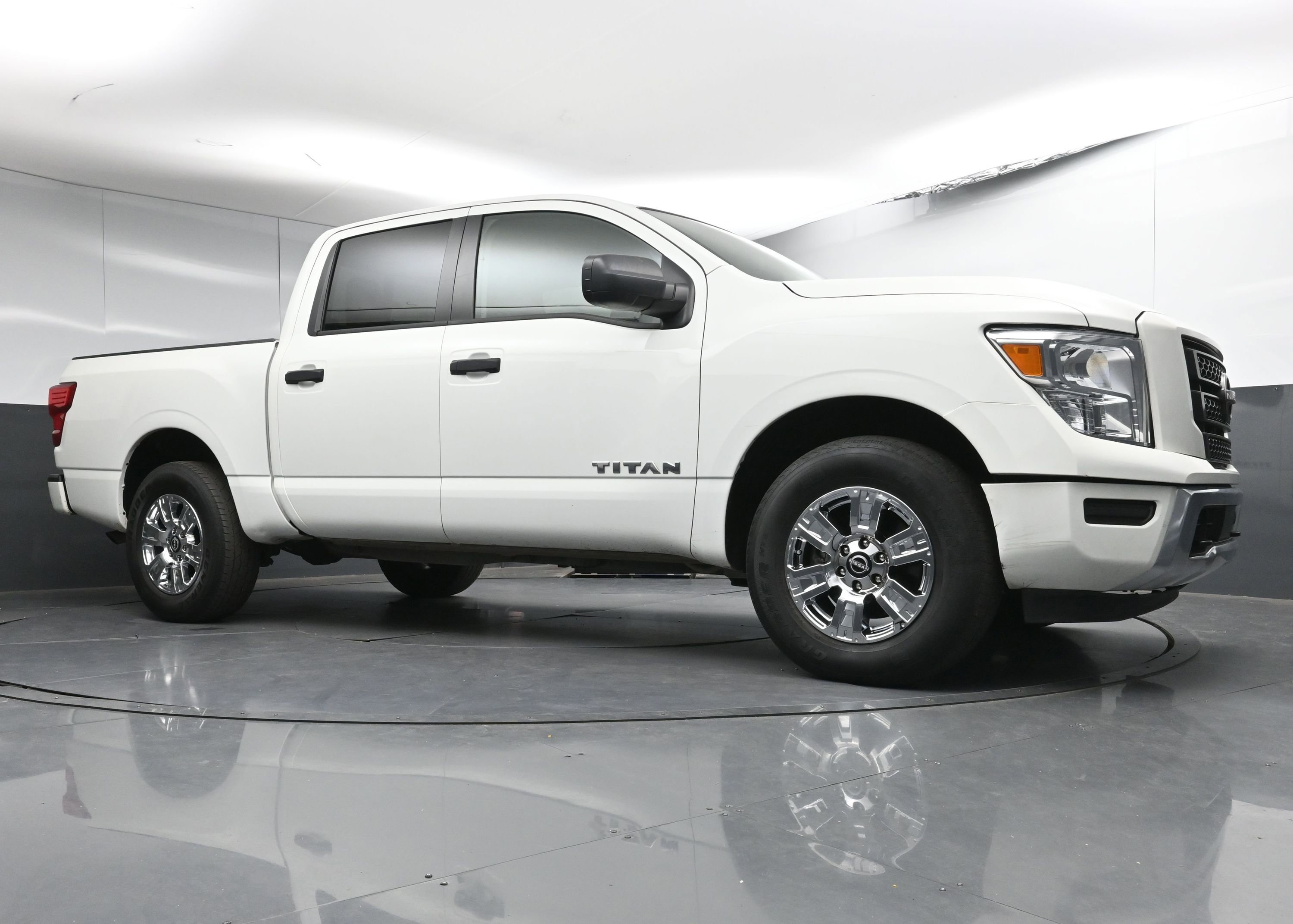 Used 2024 Nissan Titan SV w/ Accessory Utility Package image 24