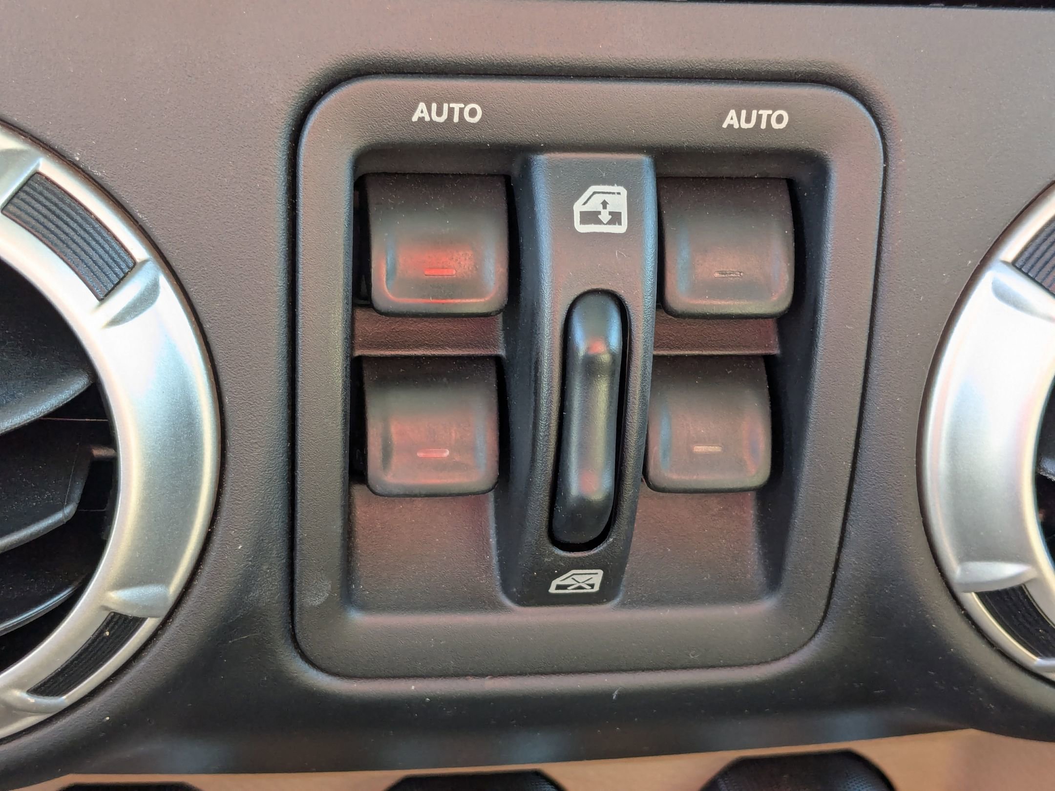 Used 2017 Jeep Wrangler Unlimited Rubicon w/ Connectivity Group image 24