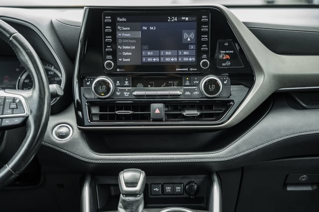 Used 2020 Toyota Highlander XLE AWD/4WD image 20