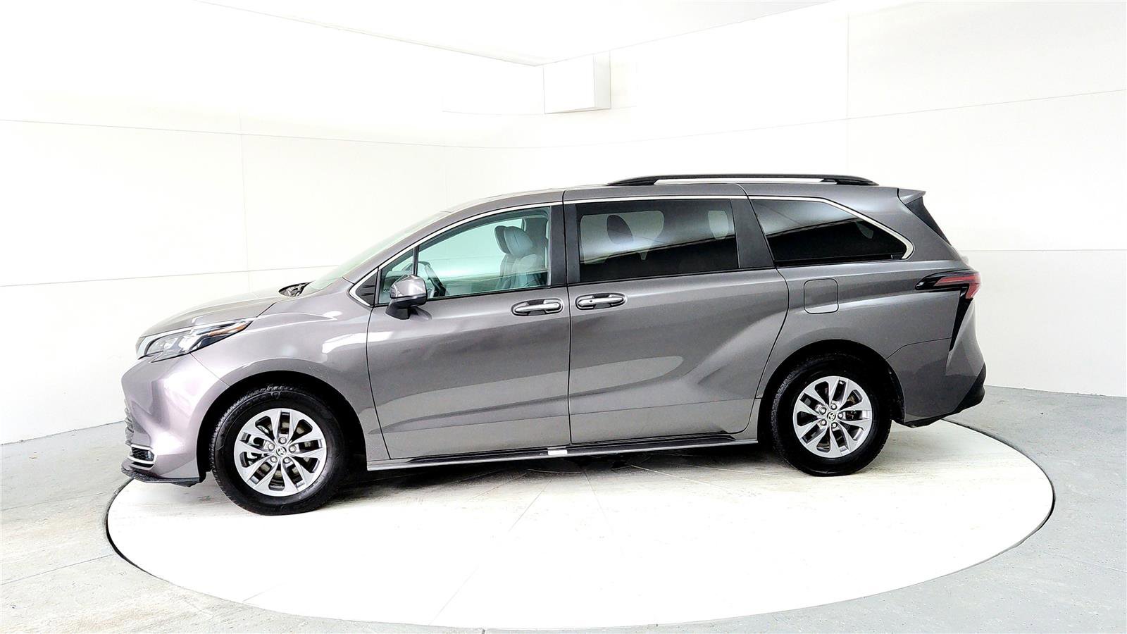 Used 2024 Toyota Sienna XLE image 3