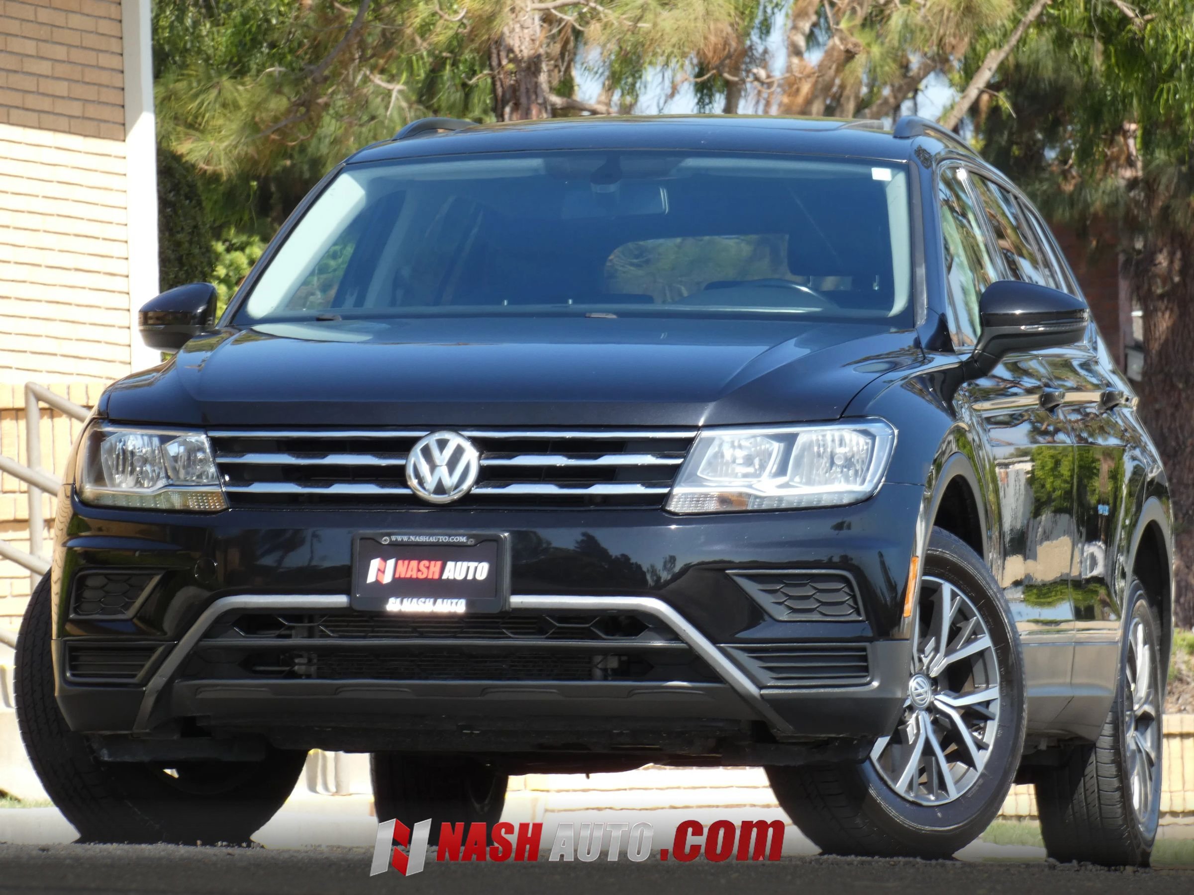Used 2018 Volkswagen Tiguan SE w/ Panoramic Sunroof Package AWD/4WD image 2