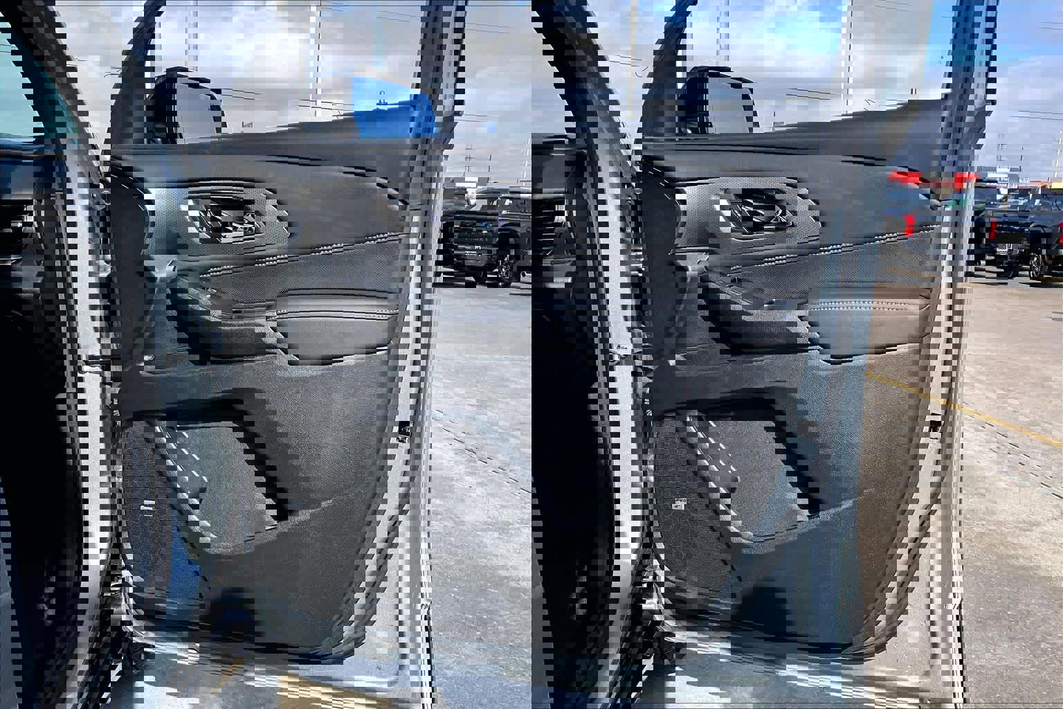 Used 2023 Chevrolet Traverse Premier w/ Redline Edition image 22