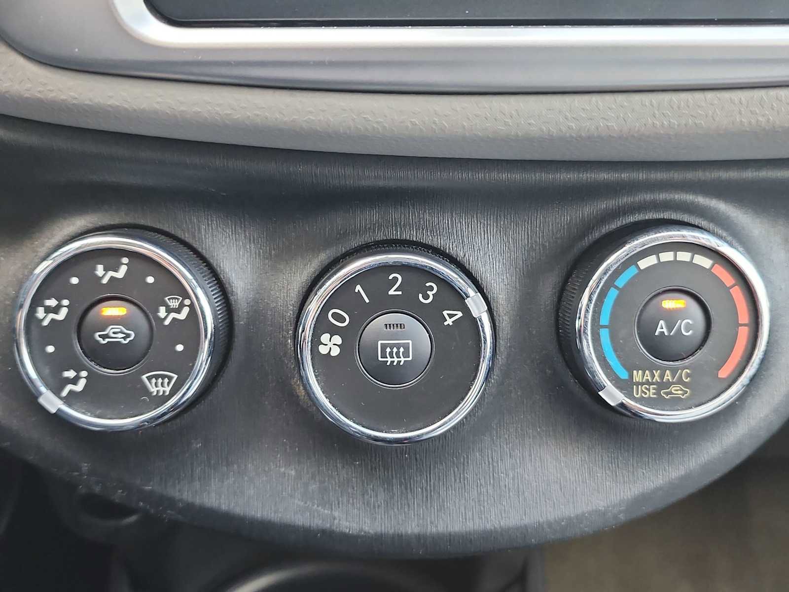 Used 2013 Toyota Yaris L image 19