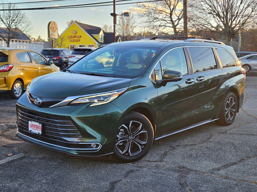 Used 2025 Toyota Sienna Platinum image 1