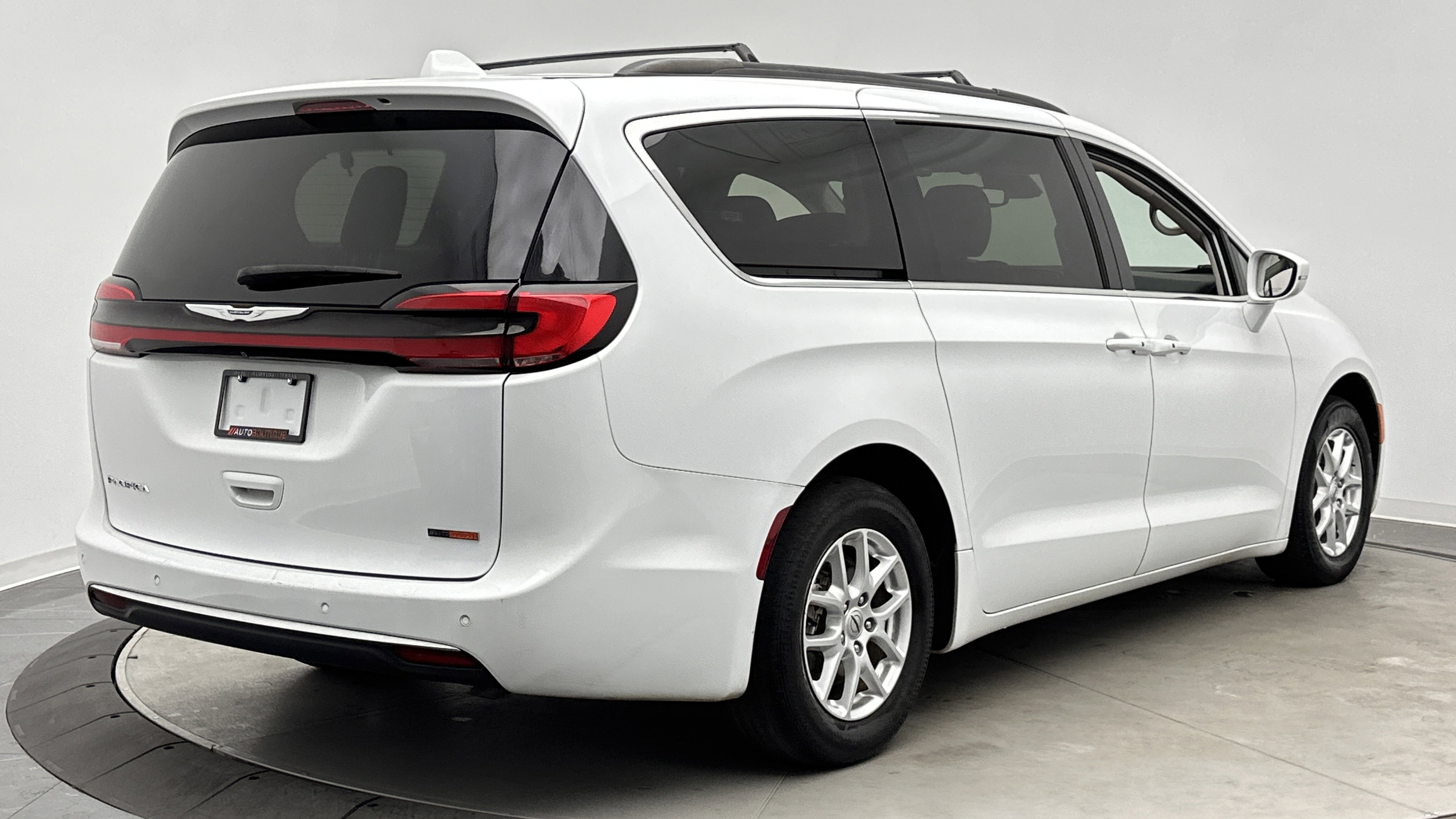 Used 2022 Chrysler Pacifica Touring-L FWD image 7