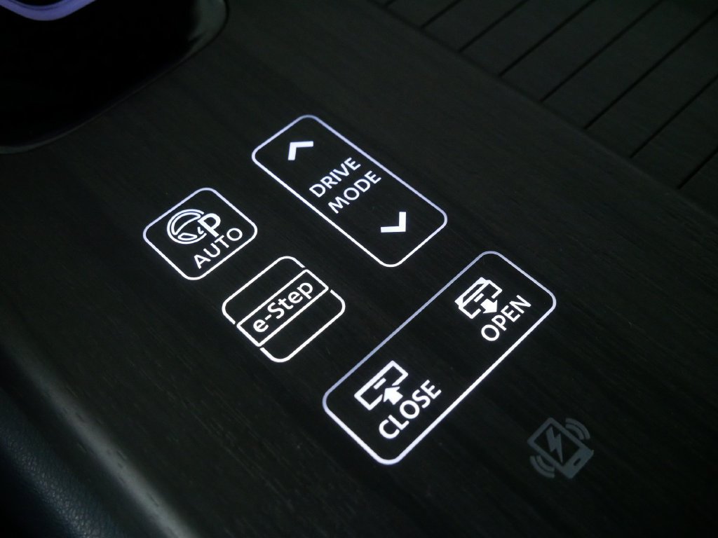 Used 2024 Nissan Ariya AWD image 32