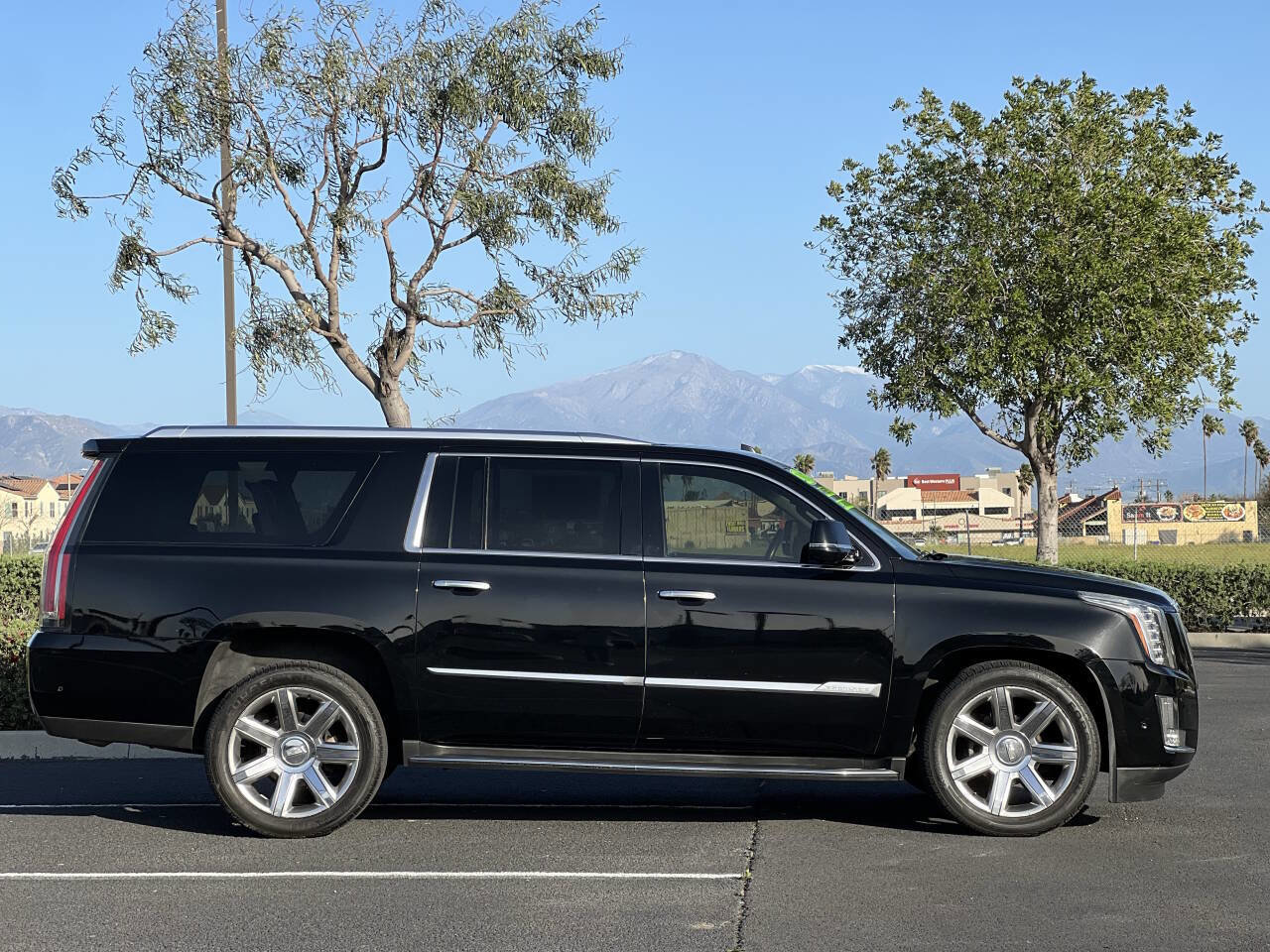 Used 2017 Cadillac Escalade ESV Luxury image 6
