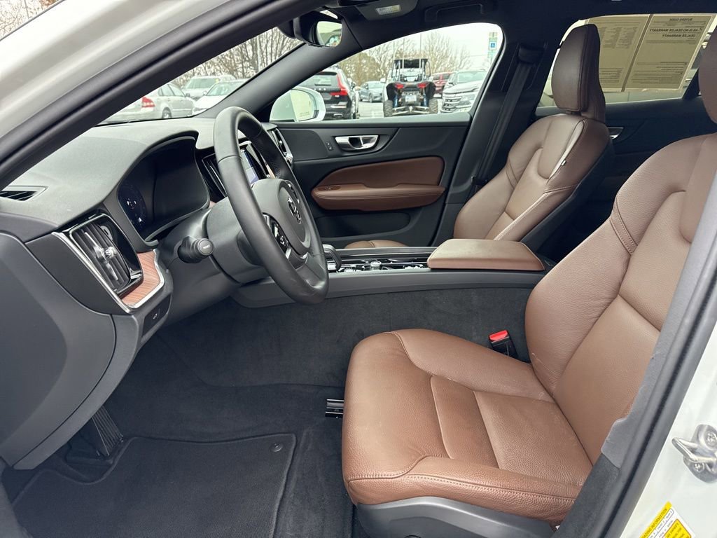 Used 2025 Volvo V60 B5 Cross Country Plus image 22