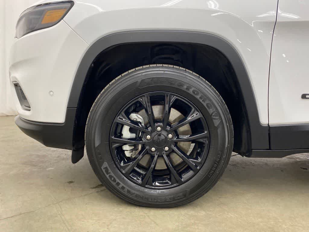 Used 2023 Jeep Cherokee Altitude Lux w/ Mopar Interior Package AWD/4WD image 11