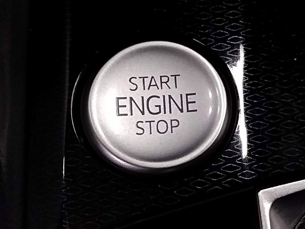 Used 2025 Volkswagen Taos SE image 33